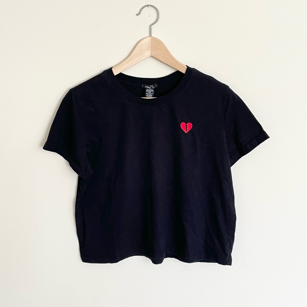 Rue21 Heartbreak Embroidered Black Cropped Tee Top Women’s size XL